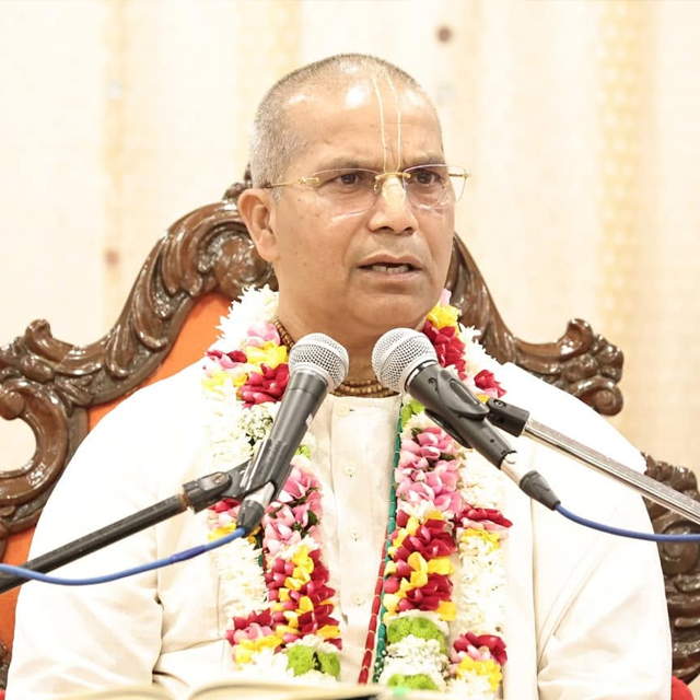 His Grace Devaki Nandana Dasa giving a devotional lecture